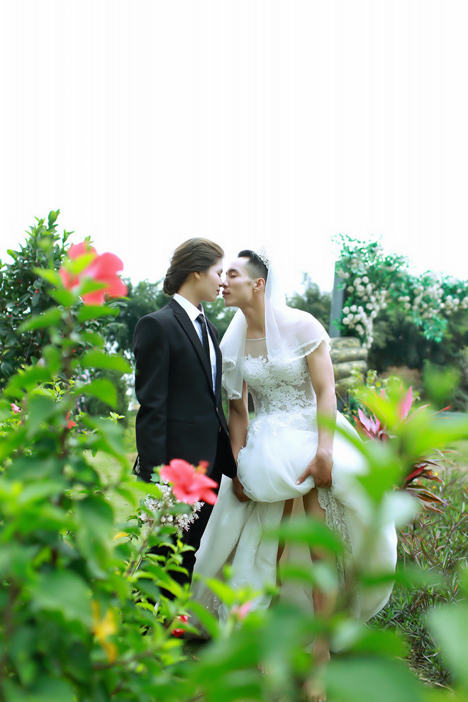 Bộ ảnh cưới hoán đổi của chú rể hot girl và cô dâu boy ngầu Hà Nội gây bão mạng xã hội